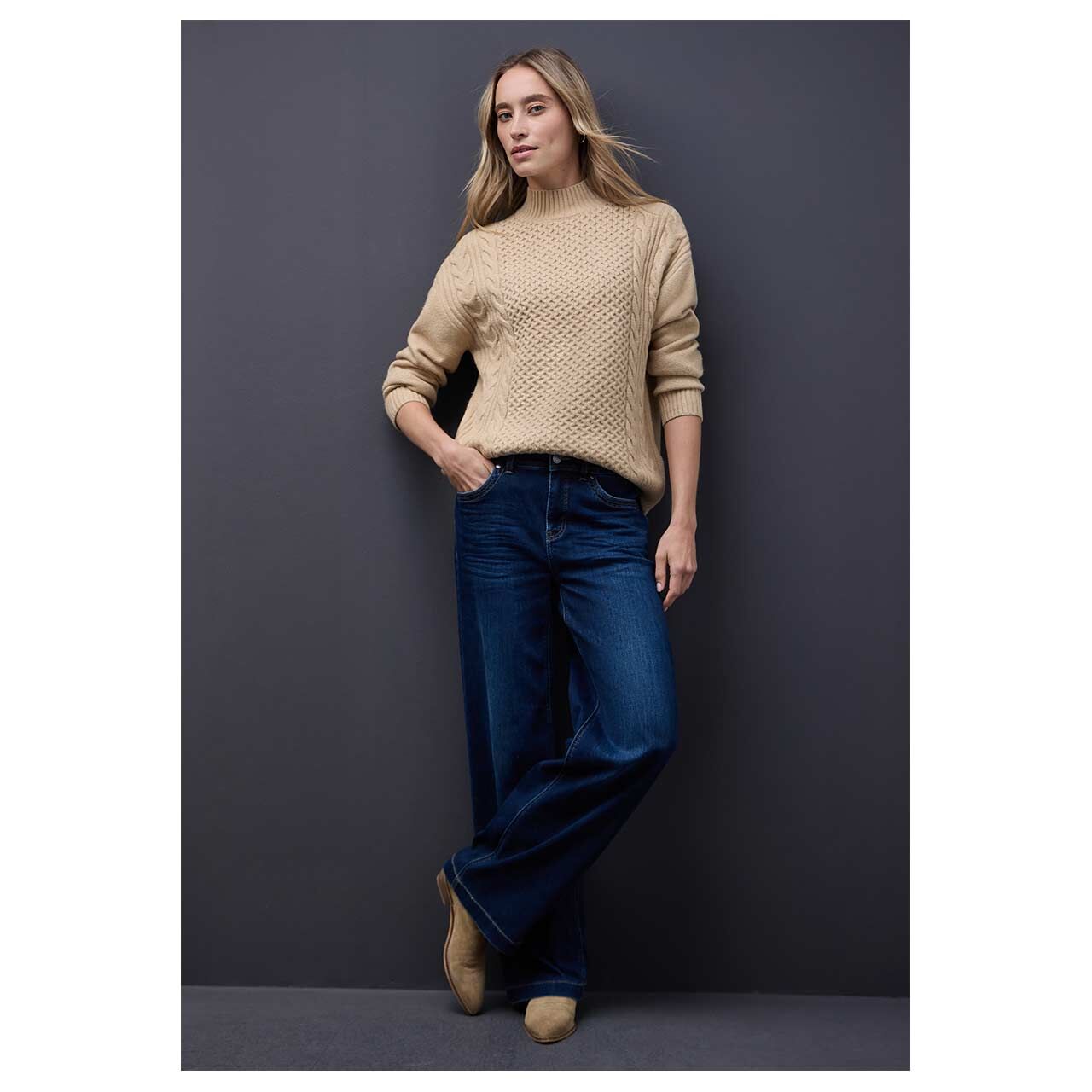 DamDamen Pullover Turtle Neck Cable von Street One in Beige, Ganzkörperansicht am Model