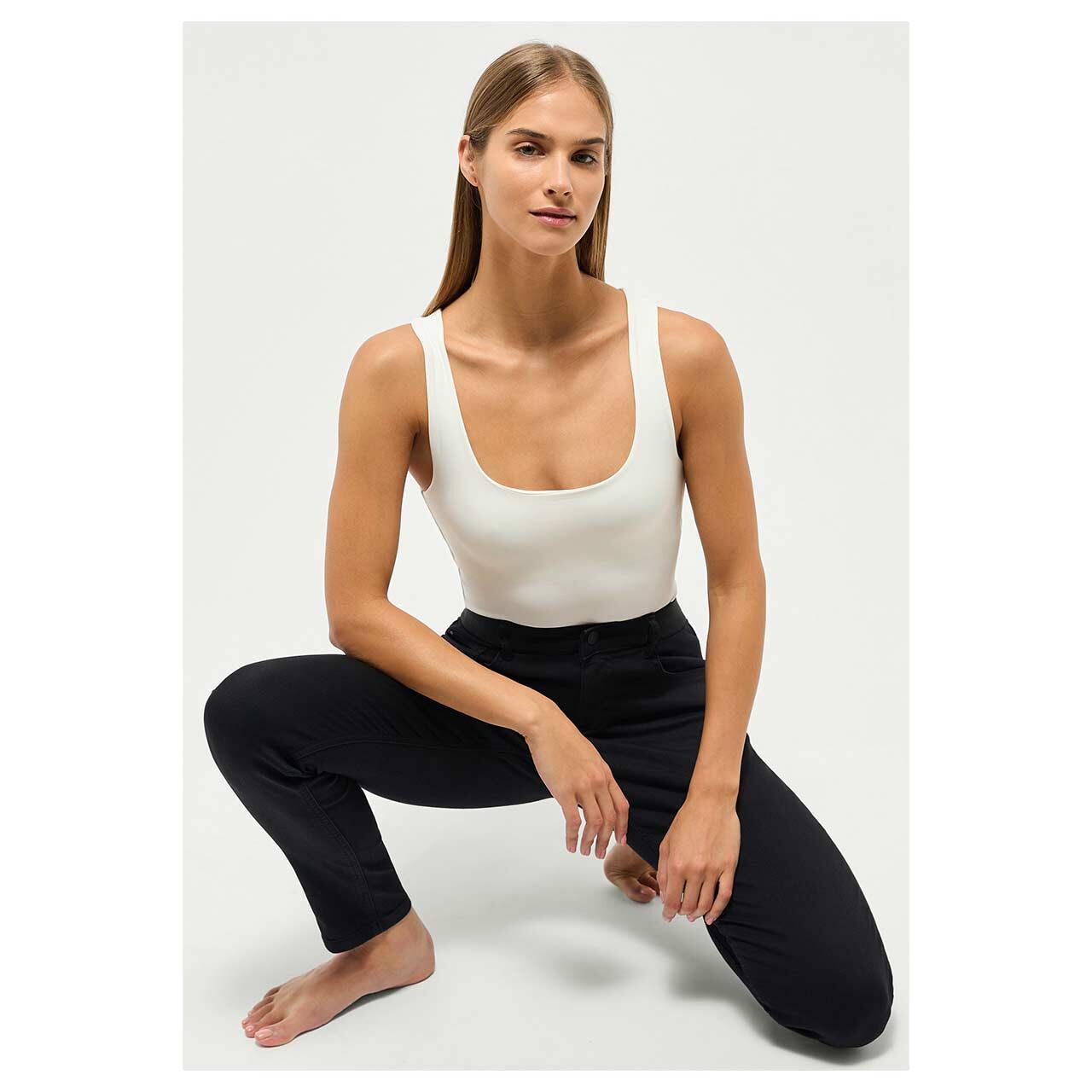 Stretch Damenjeans One Size von Angels in Schwarz, Ganzkörperansicht am Model
