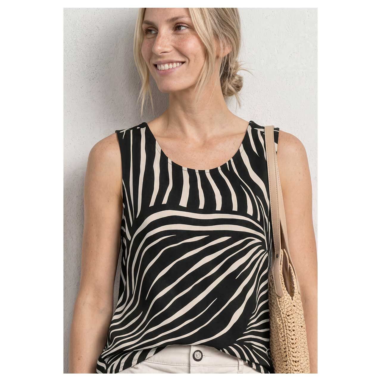 Damen Top Jersey von Street One in Schwarz mit Print, detaillierte Vorderansicht am Model