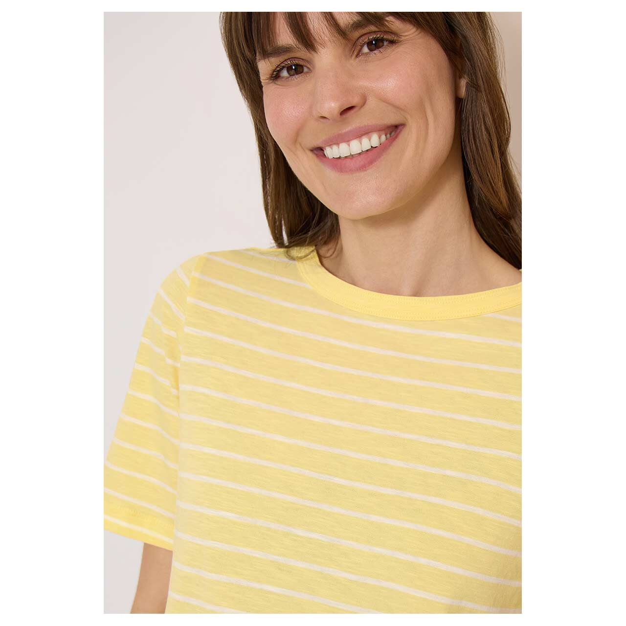 Damen T-Shirt Striped Slubyarn von Cecil in Gelb gestreift, detaillierte Vorderansicht am Model