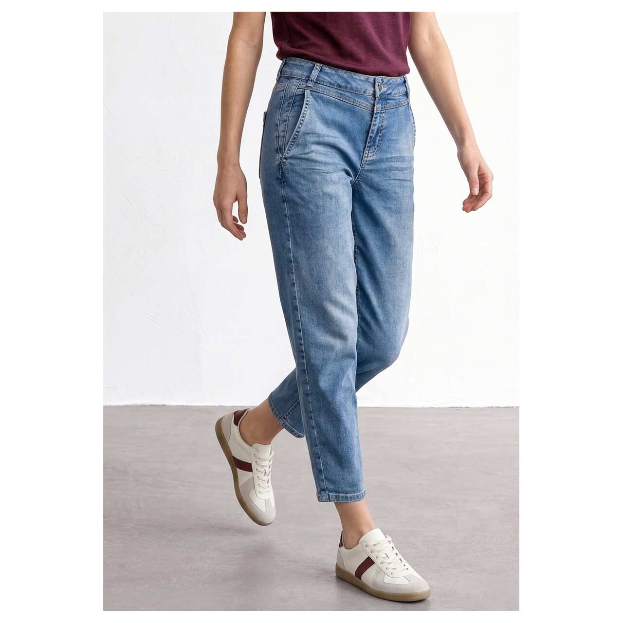 Damen Ankle Jeans Karlie Barrel von Street One in Blau angewaschen, seitliche Vorderansicht am Model