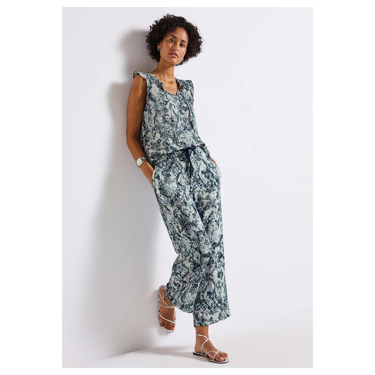 Damen 7/8 Hose Emee Wide Leg von Street One in Blau mit Print, Ganzkörperansicht mit Top