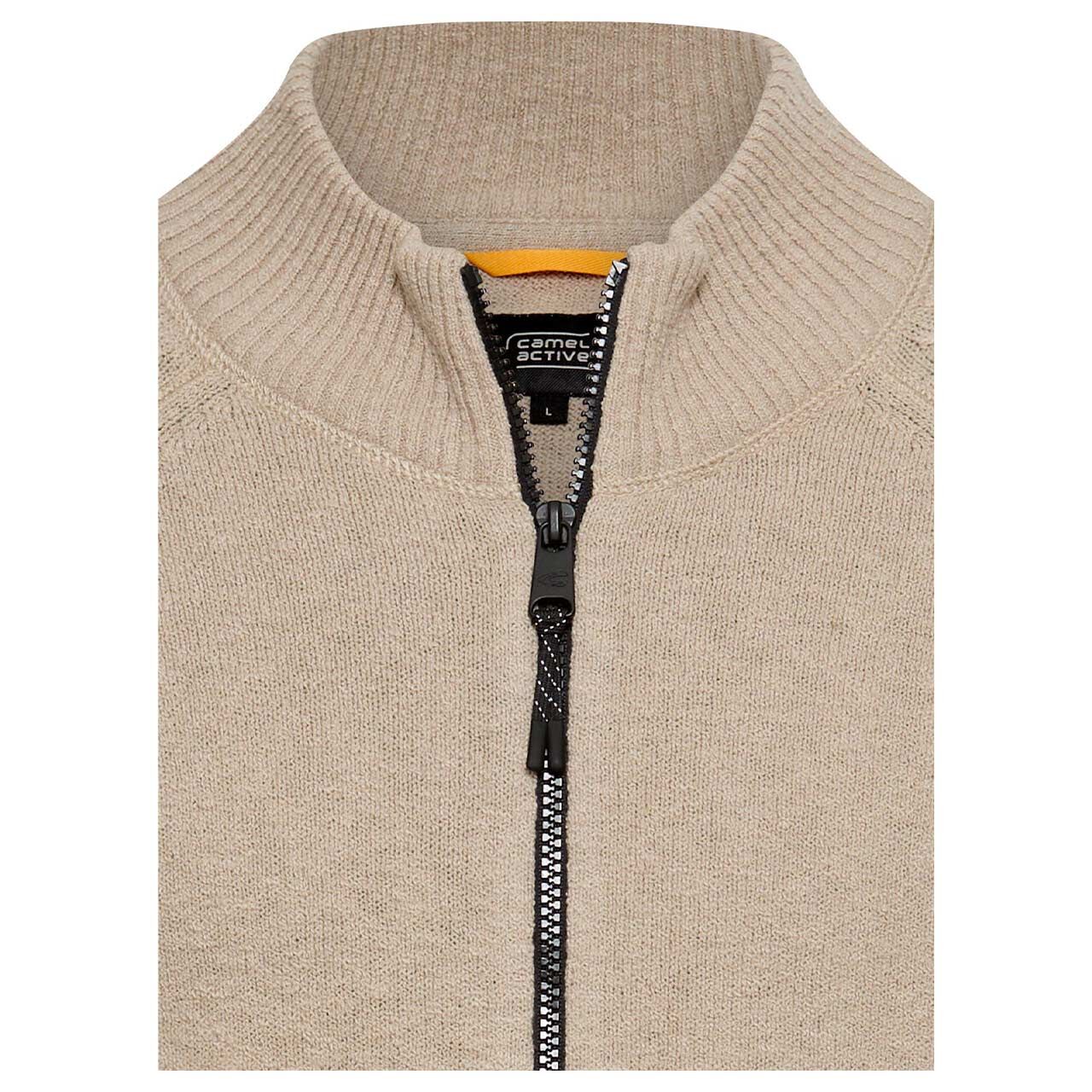 Herren Strickjacke von Camel active in der Farbe Beige, Detailansicht Kragen vorne
