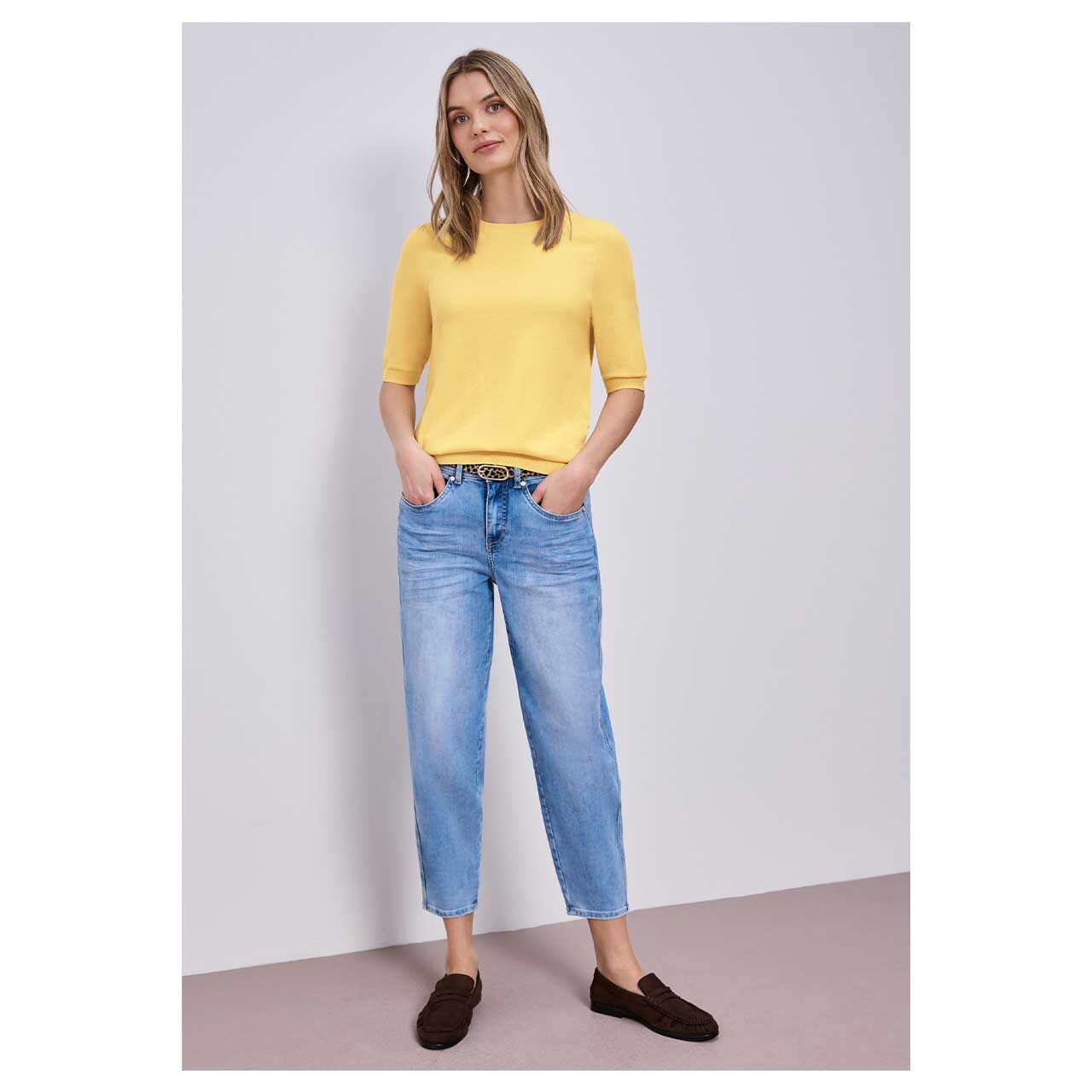 Damen Kurzarm Pullover Short Sleeve von Street One in Gelb, Ganzkörperansicht am Model