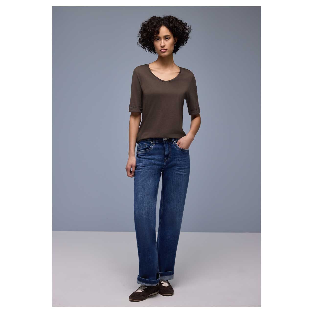 Damen T-Shirt V-Neck Turn-Up Cuff von Street One in Dunkelbraun, Ganzkörperansicht am Model