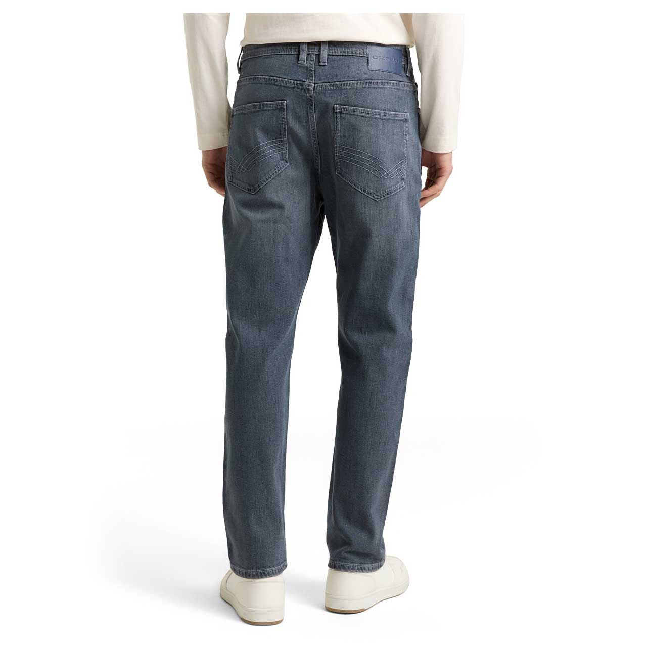 Herrenjeans Morris von Tom Tailor in Grau-Blau angewaschen, Rückansicht am Model