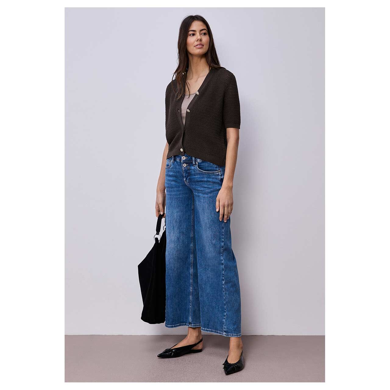 Damen Kurzarm Strickjacke V-Neck Cardigan von Street One in Dunkelbraun, Ganzkörperansicht am Model