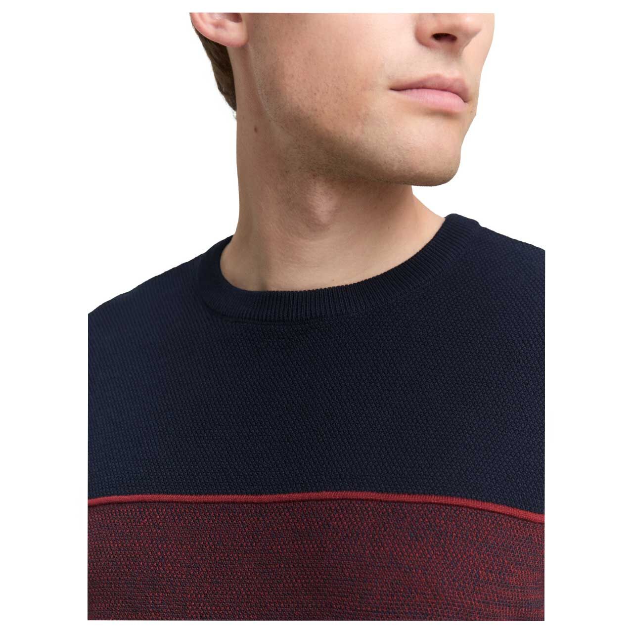 Herren Pullover Knit Crewneck von Tom Tailor in Dunkelblau gestreift, detaillierte Seitenansicht am Model