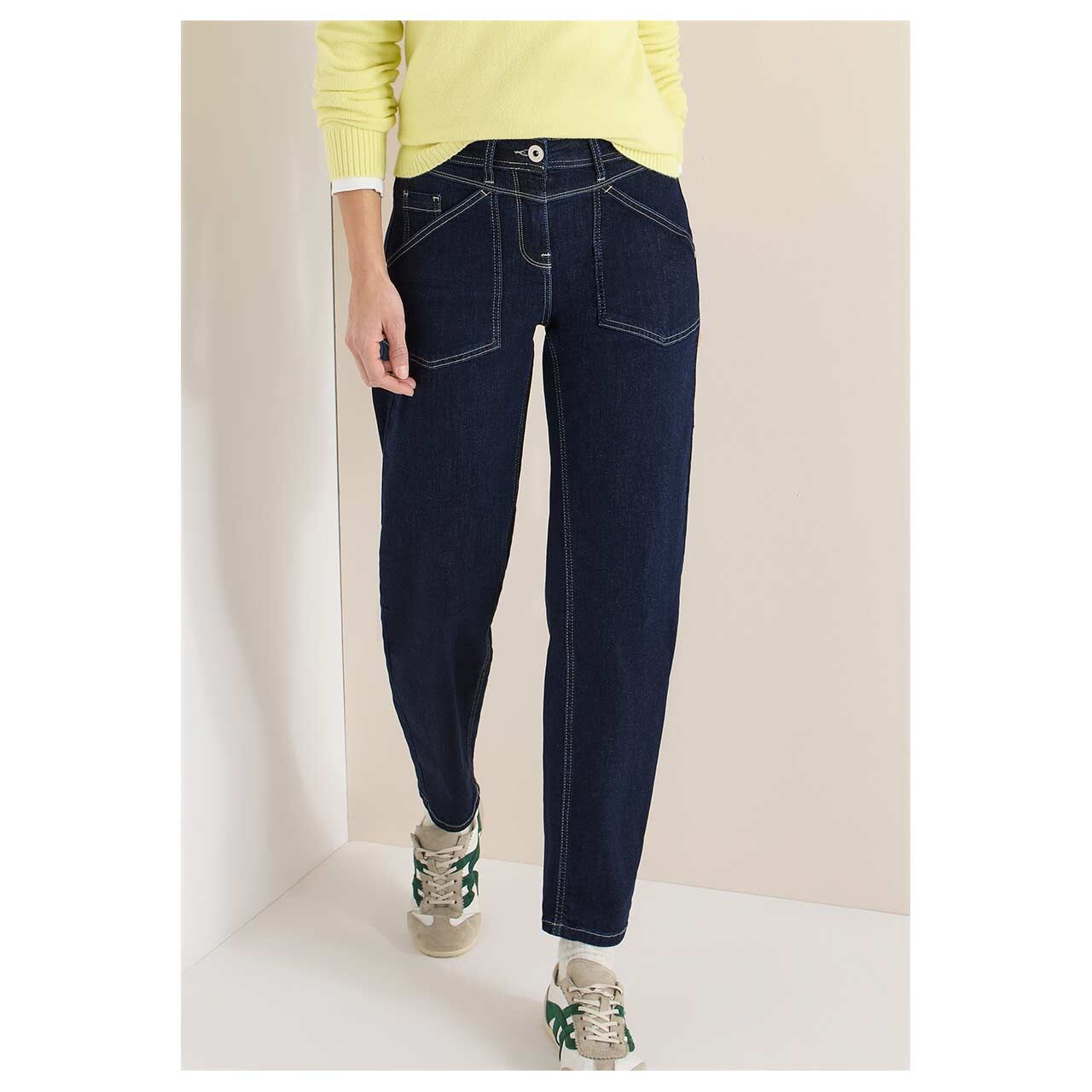 Damenjeans von Cecil in der Farbe Dunkelblau, Vorderansicht Model