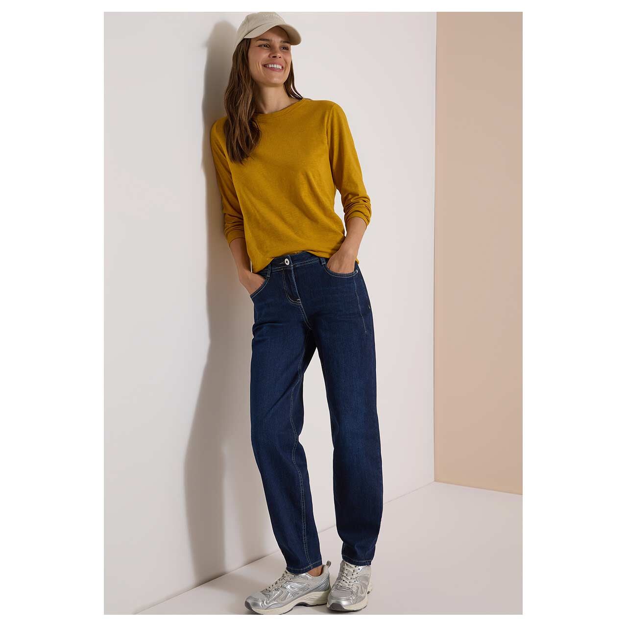 Damen Jeans Scarlett Barrel von Cecil in der Dunkelblau, Ganzkörperansicht