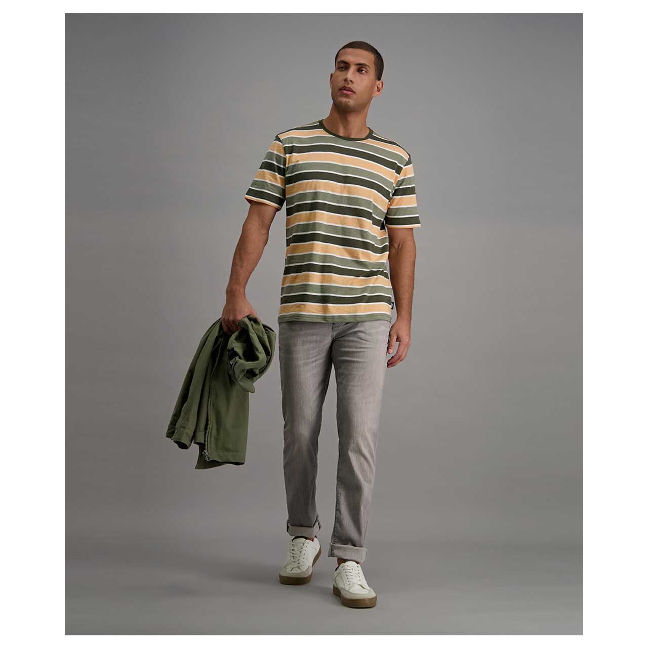 Stretch Herrenjeans Eric Megaflex von Pioneer in Grau angewaschen, Vorderansicht am Model mit Jacke in der Hand