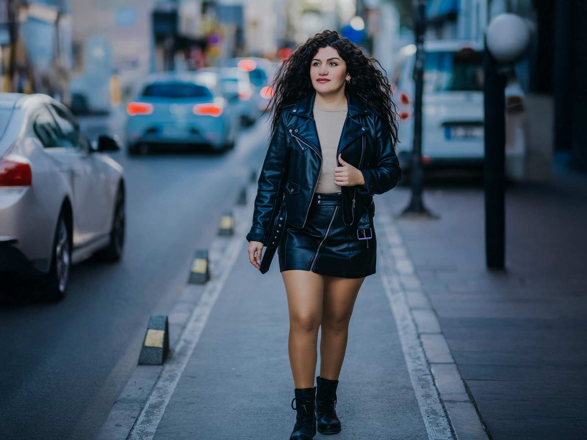 Eine Frau im Lederoutfit läuft durch die Straßen