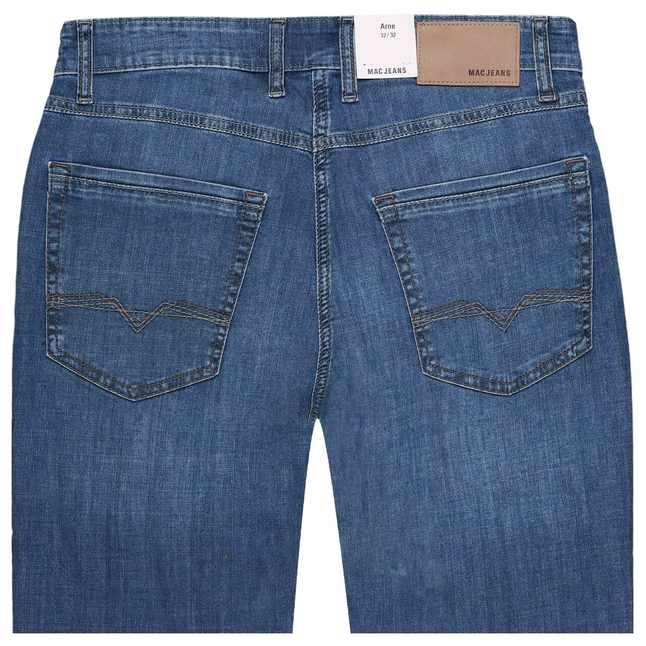 Herrenjeans Arne von MAC in Blau angewaschen, detaillierte Rückansicht