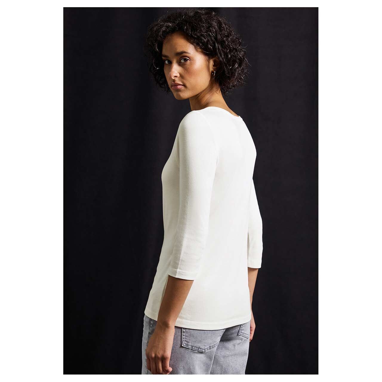 Damen 3/4 Arm Shirt Basic Buttons von Street One in Cremeweiß mit der Farbnummer 10108, Rückansicht am Model