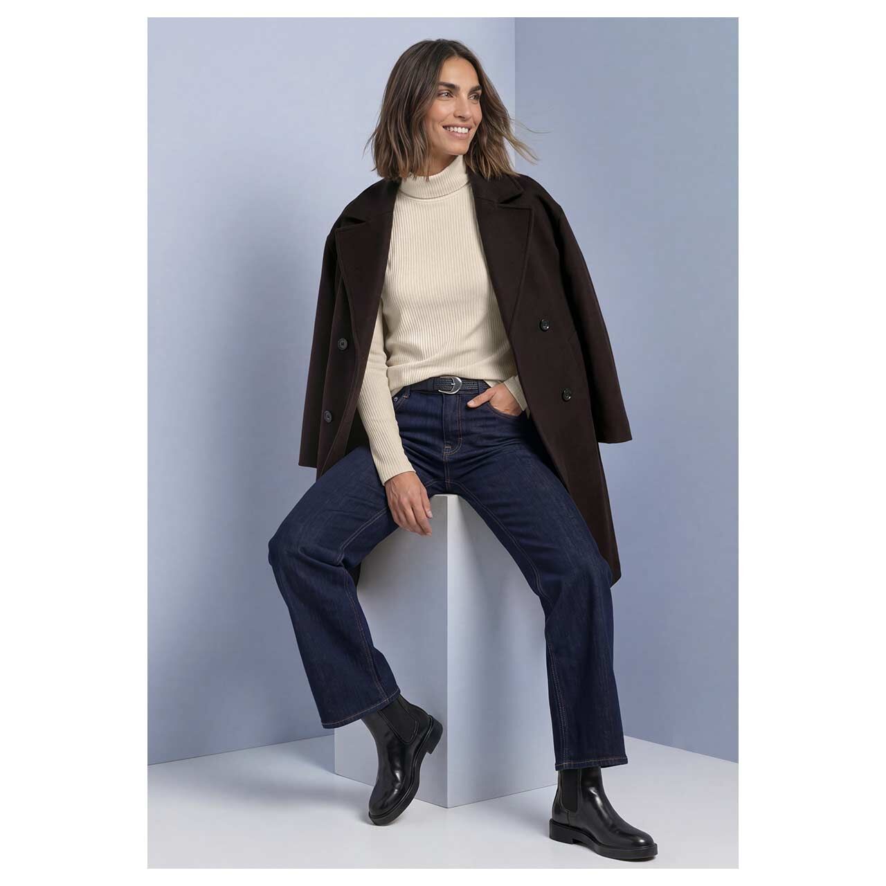 Damen Rollkragen Langarmshirt Basic Big Rib Roll Neck von Street One in Hellbeige, Ganzkörperansicht am sitzenden Model