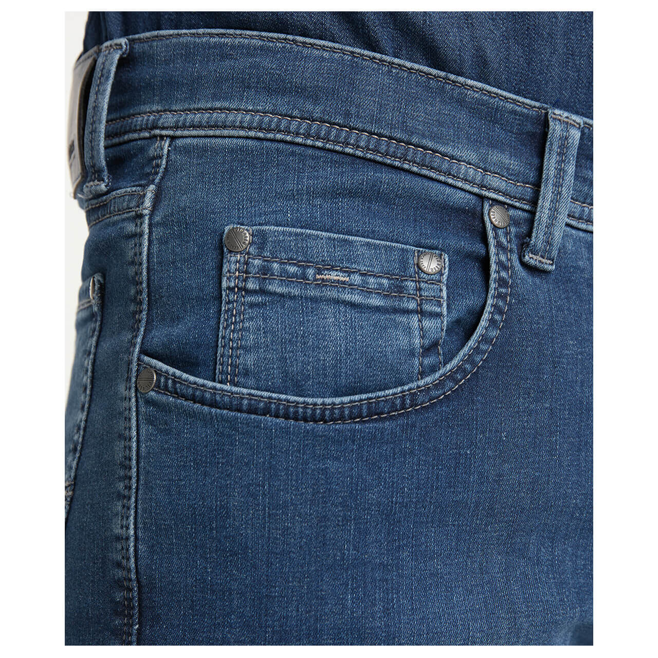 pioneer-jeans-rando-middleblue-06-detail1 Stretch Herrenjeans Rando Megaflex in Blau verwaschen von Pioneer, Nahaufnahme rechte Hosentasche und Bund