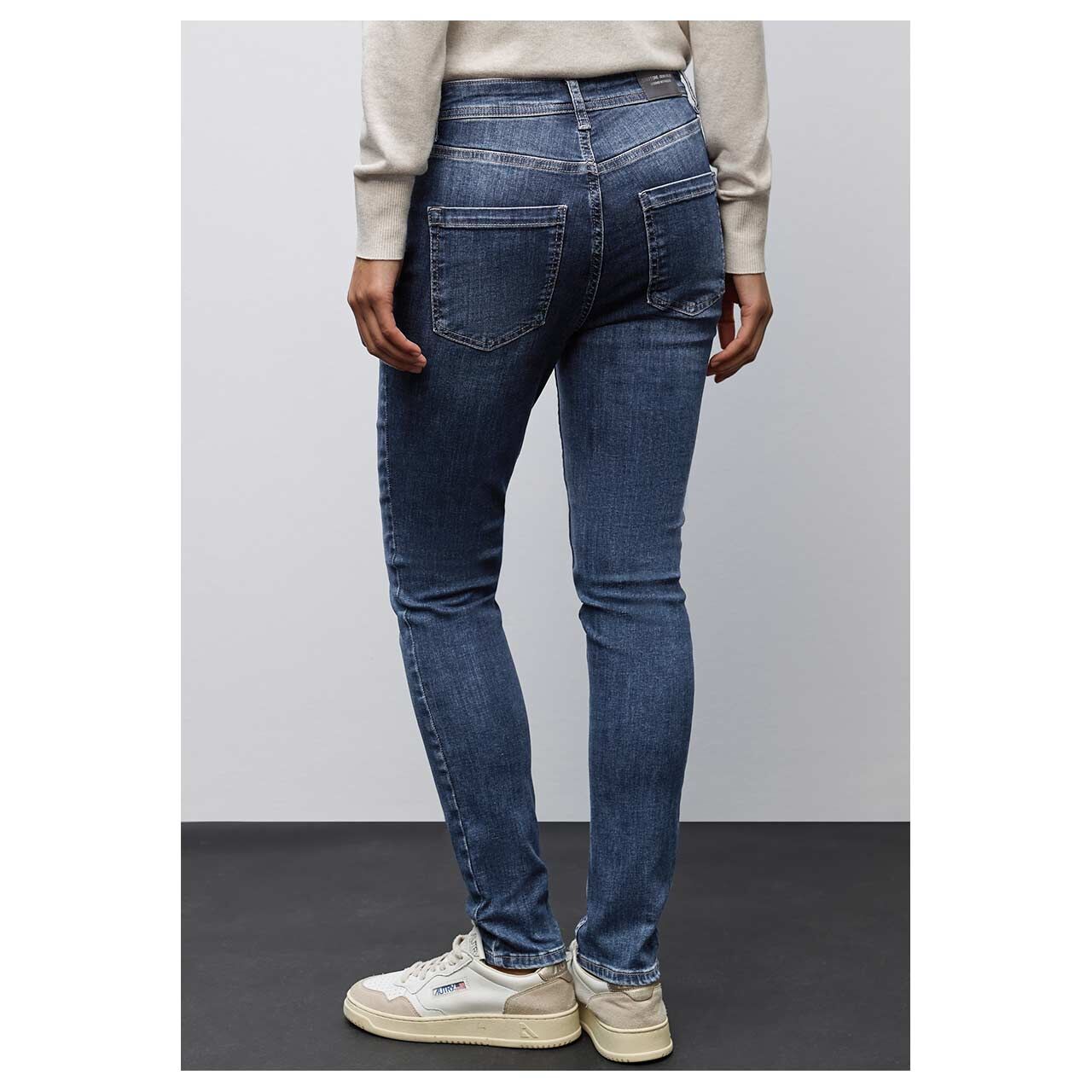 Damenjeans York von Street One in Dunkelblau angewaschen, Rückansicht am Model
