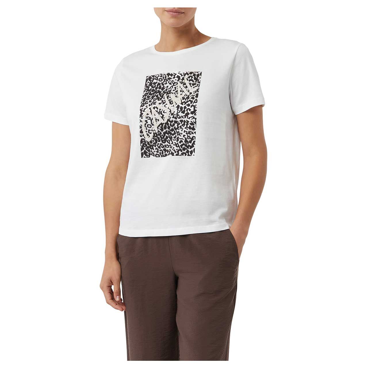 Damen T-Shirt von Comma in Weiß mit Leo-Print, Detailansicht vorne am Modell