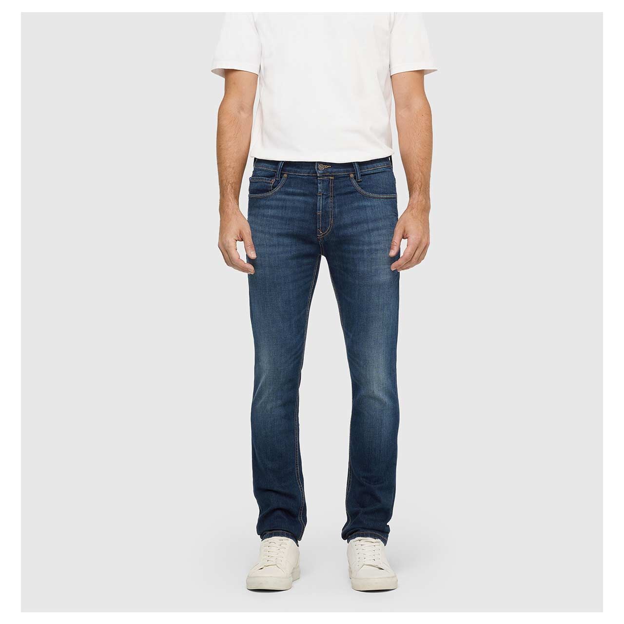 Stretch Herrenjeans Arne Pipe von MAC in Dunkelblau verwaschen, Vorderansicht am Model