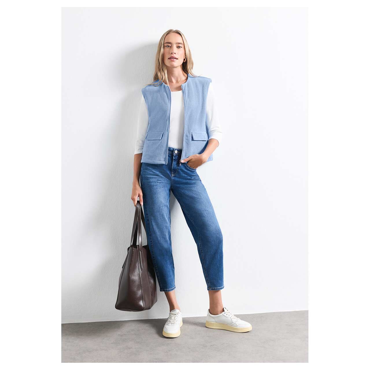 Damen Cord Weste Look Vest von Street One in Hellblau, Ganzkörperansicht am Model