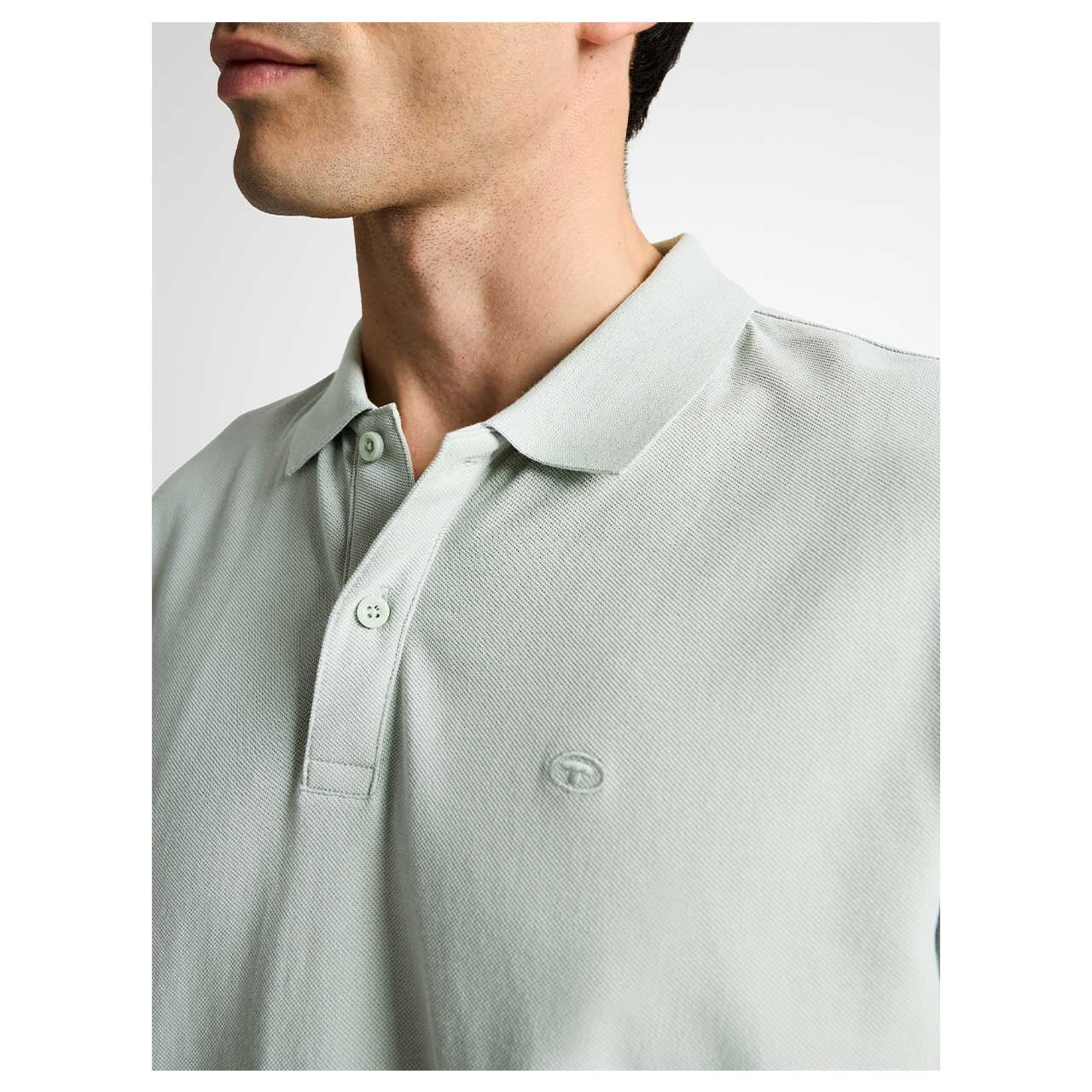 Herren Piqué Poloshirt von Tom Tailor in Hellgrün, detaillierte Vorderansicht am Model