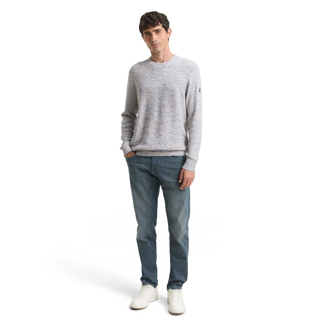 Herren Pullover Space Dye Crewneck von Tom Tailor in Hellgrau meliert, Ganzkörperansicht am Model