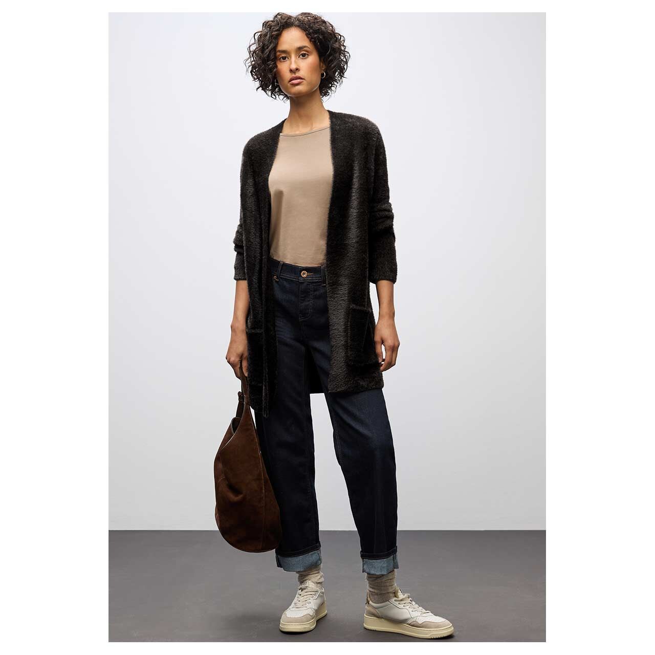 Damen Long Strickjacke Fluffy Cardigan von Street One in Dunkelbraun, Ganzkörperansicht am Model