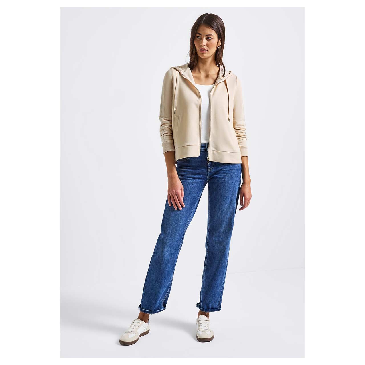 Damen Hoodie Sweatjacke Zip Jacket von Street One in Cremeweiß, Ganzkörperansicht am Model