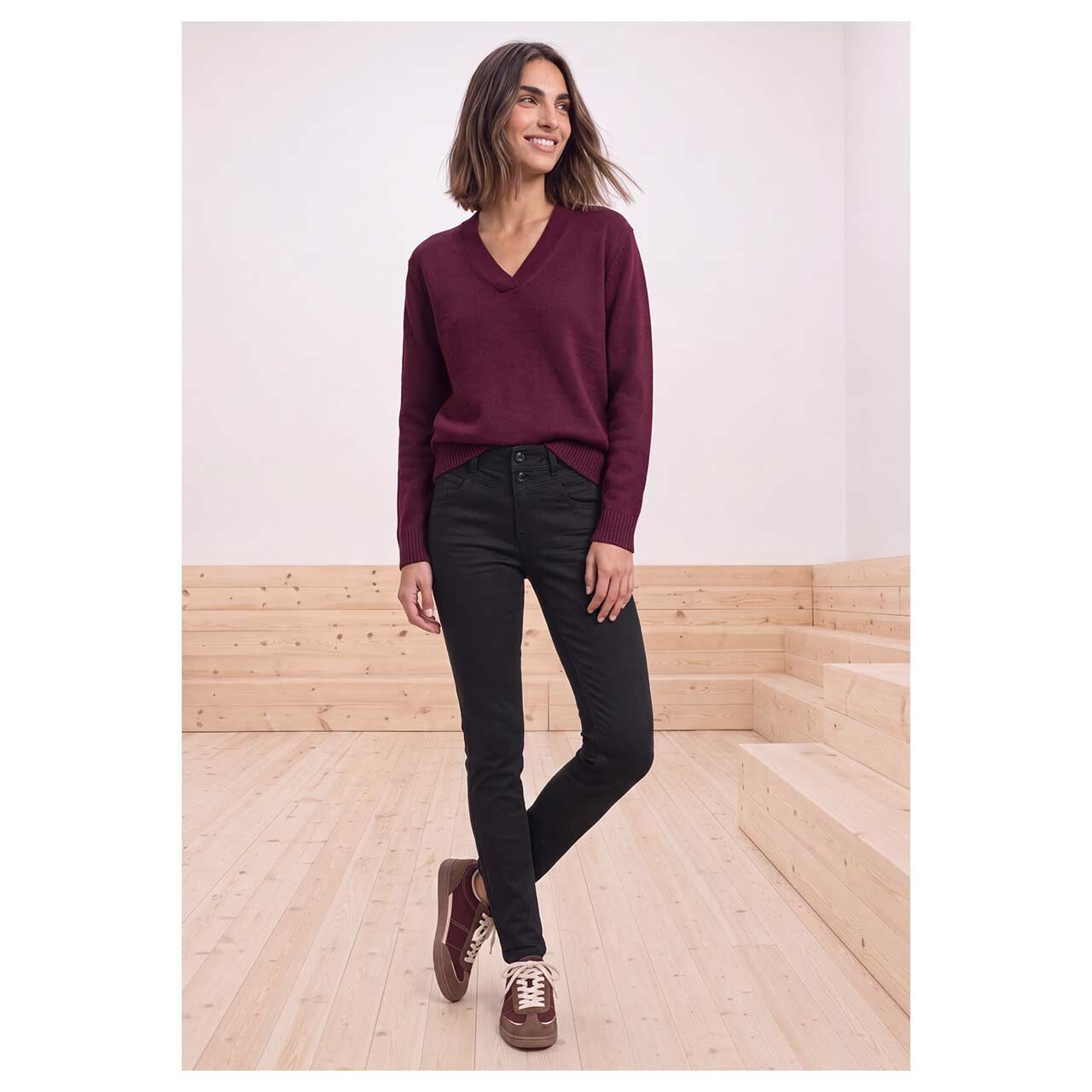 Damenjeans Jane von Street One in Schwarz angewaschen, Vorderansicht am Model