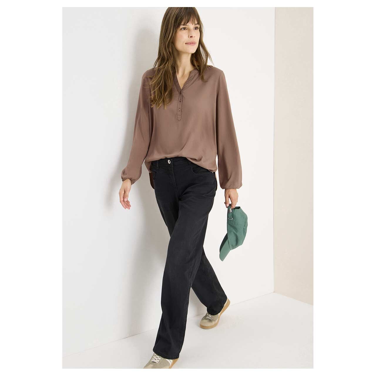 Damen Langarm Bluse Solid von Cecil in Braun, Ganzkörperansicht am Model