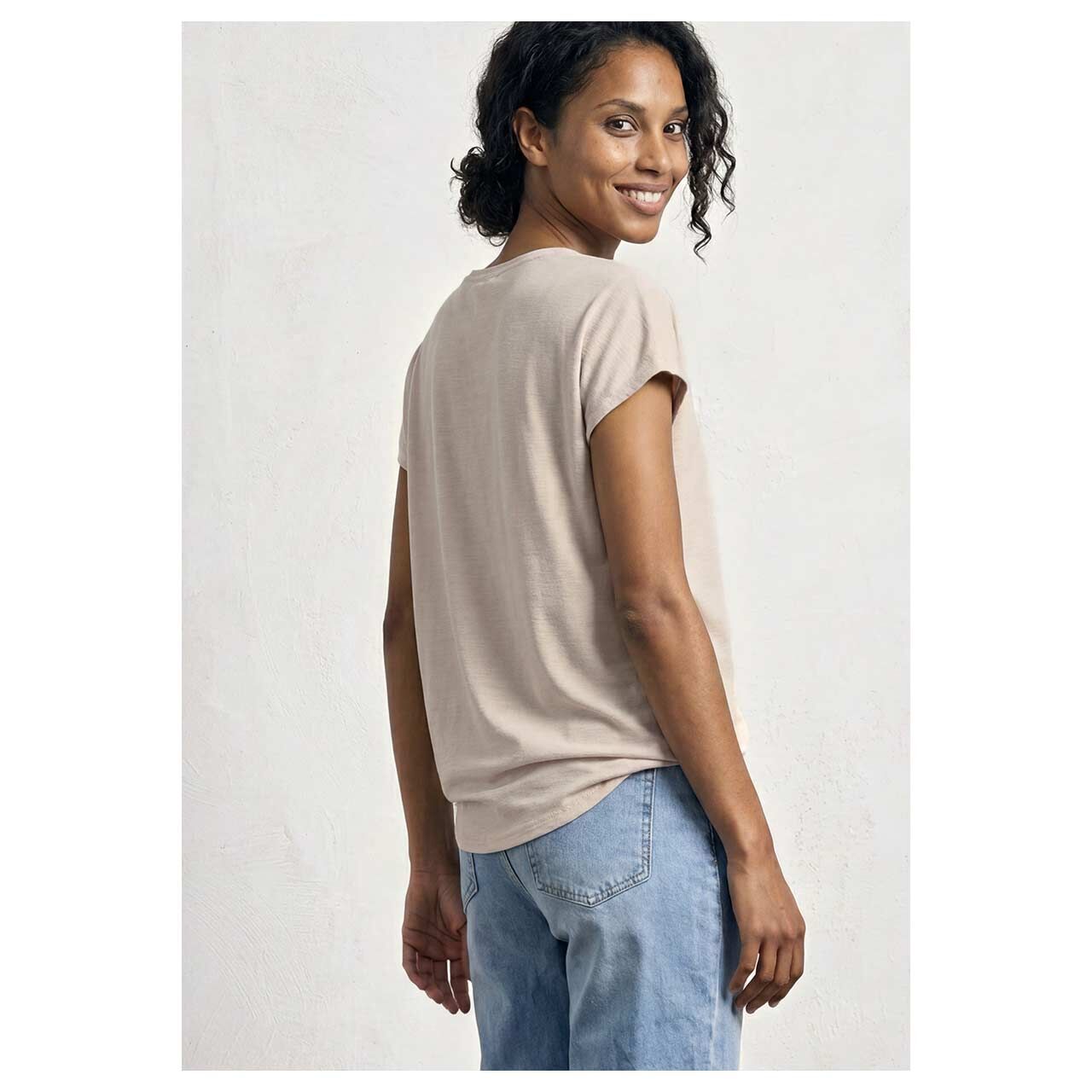 Damen T-Shirt Silk Look Waterfall von Street One in Hellbeige meliert, seitliche Rückansicht am Model