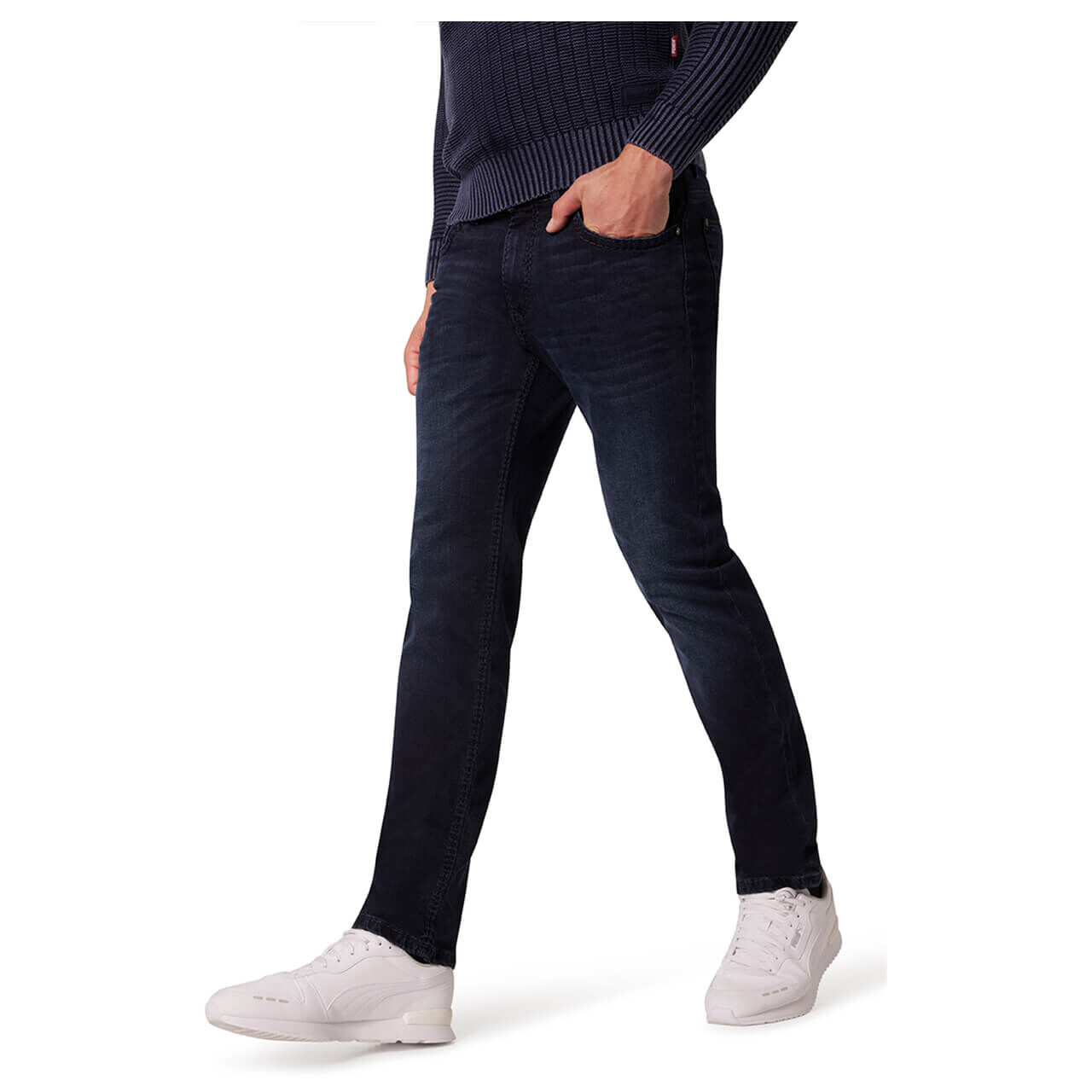 Stretch Herrenjeans Rando in Dunkelblau angewaschen von Pioneer, Nahaufnahme Model Seitansicht