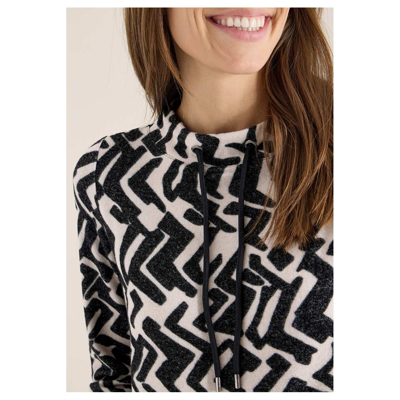 Damen Langarm Shirt Cosy Funnel Neck von Cecil in Greige mit Print, detaillierte Vorderansicht am Model