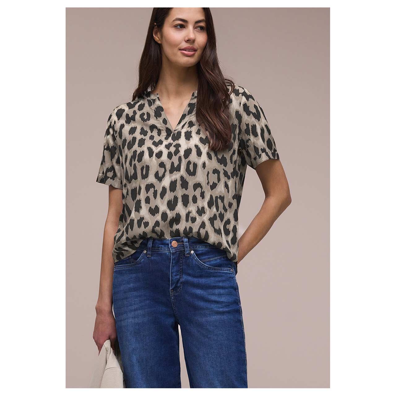 Damen Kurzarm Bluse Splitneck Turn-Up von Street One in Beige mit Print, Rückansicht am Model
