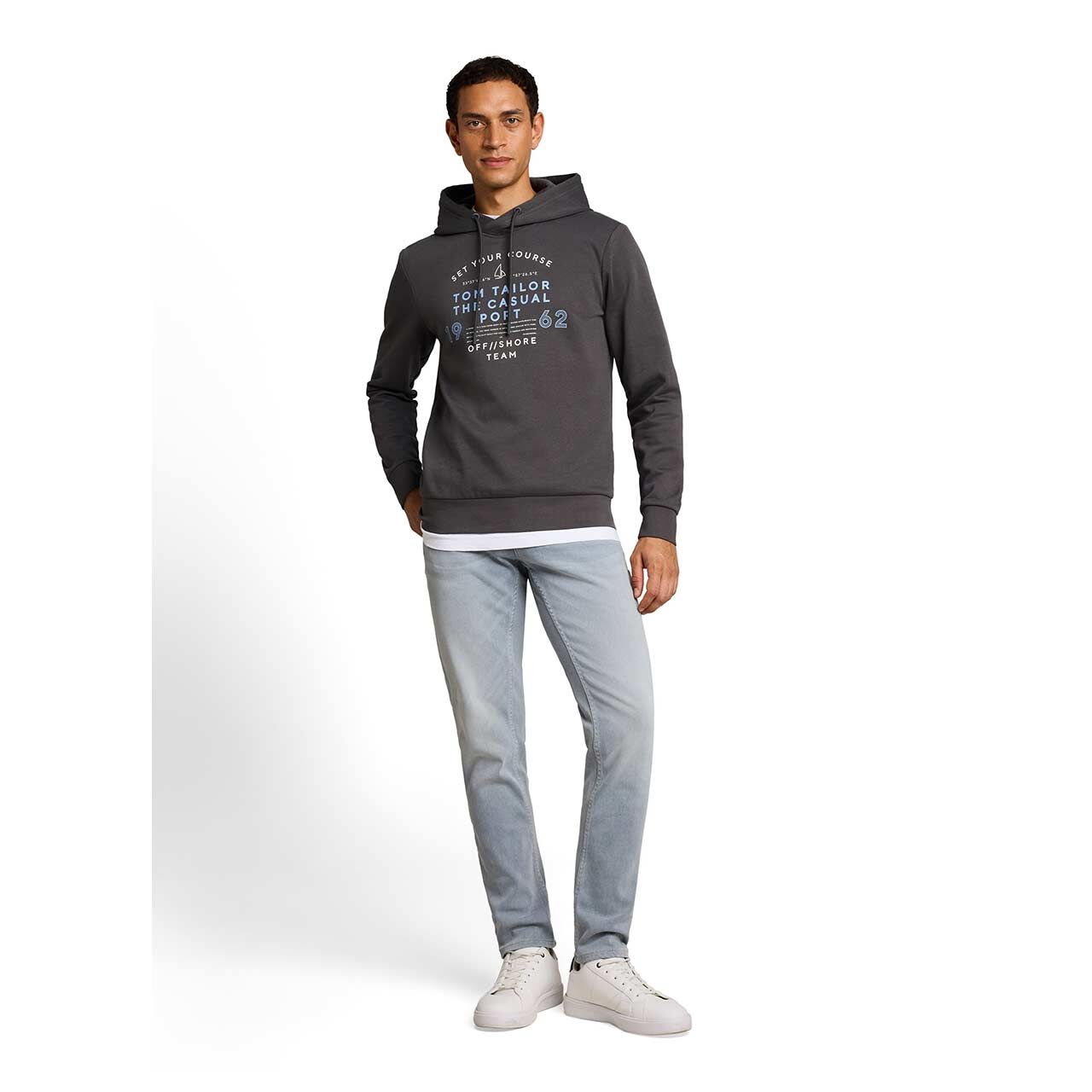 Herren Hoodie Sweatshirt von Tom Tailor in Dunkelgrau mit Print, Ganzkörperansicht am Model