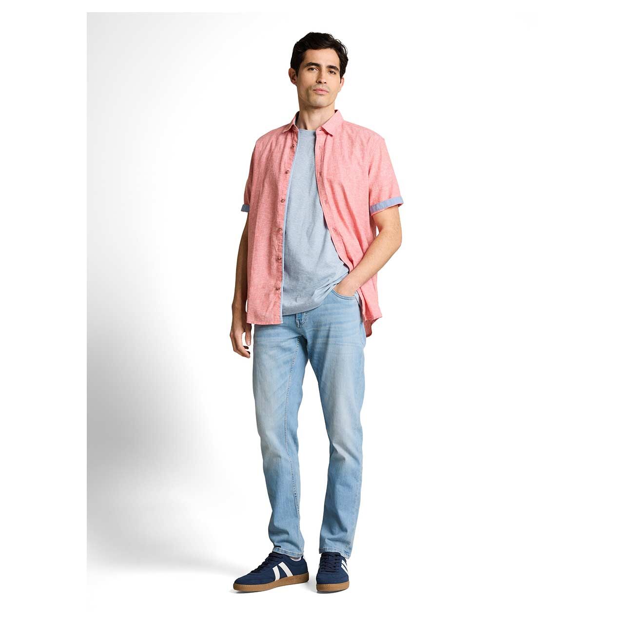 Herren T-Shirt Fine Stripe von Tom Tailor in Hellblau gestreift, Ganzkörperansicht Model