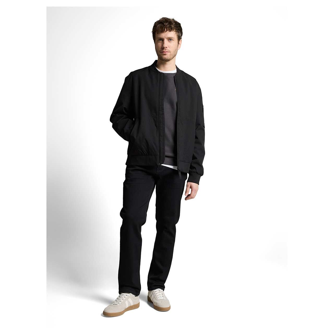 Herren Sweatshirt Structured Crewneck von Tom Tailor in Dunkelgrau, Ganzkörperansicht am Model