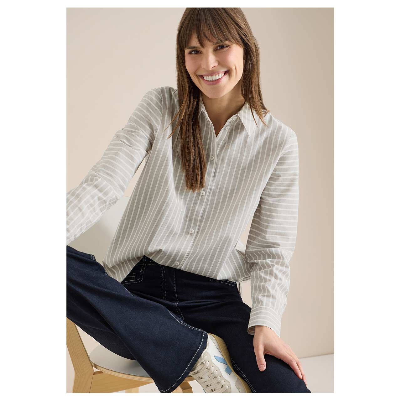 Damen Langarm Bluse Stripe von Cecil in Braun gestreift, Vorderansicht am sitzenden Model