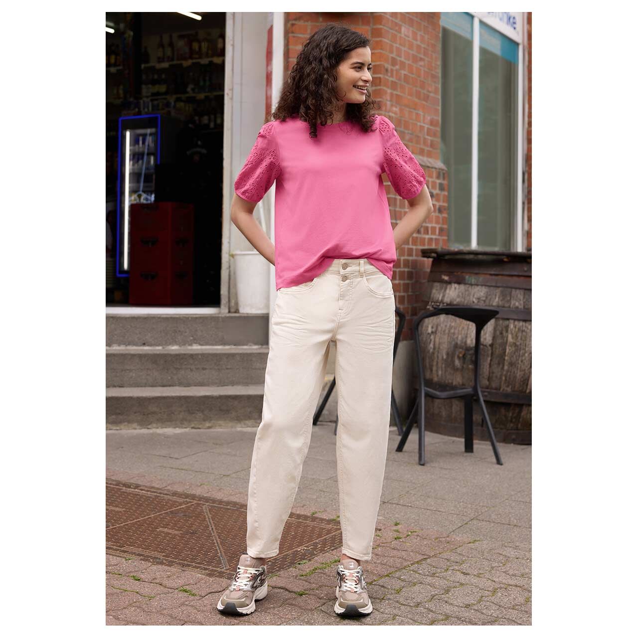 Damen T-Shirt Embroidered Woven Puff Sleeves von Street One Studio in Pink, Ganzkörperansicht am Model