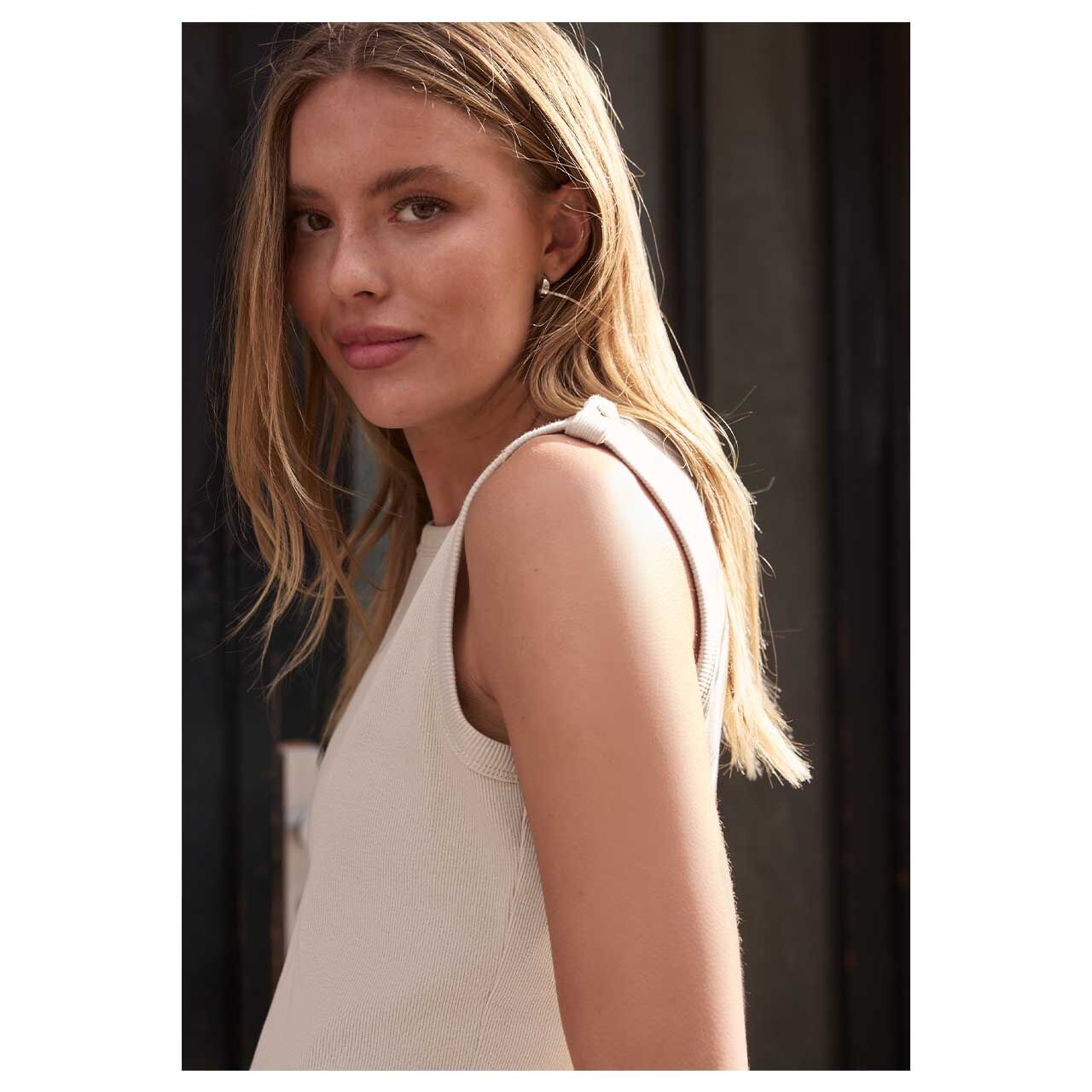 Damen Top Rib Deco Buttons von Street One Studio in Beige, detaillierte Vorderansicht am Model