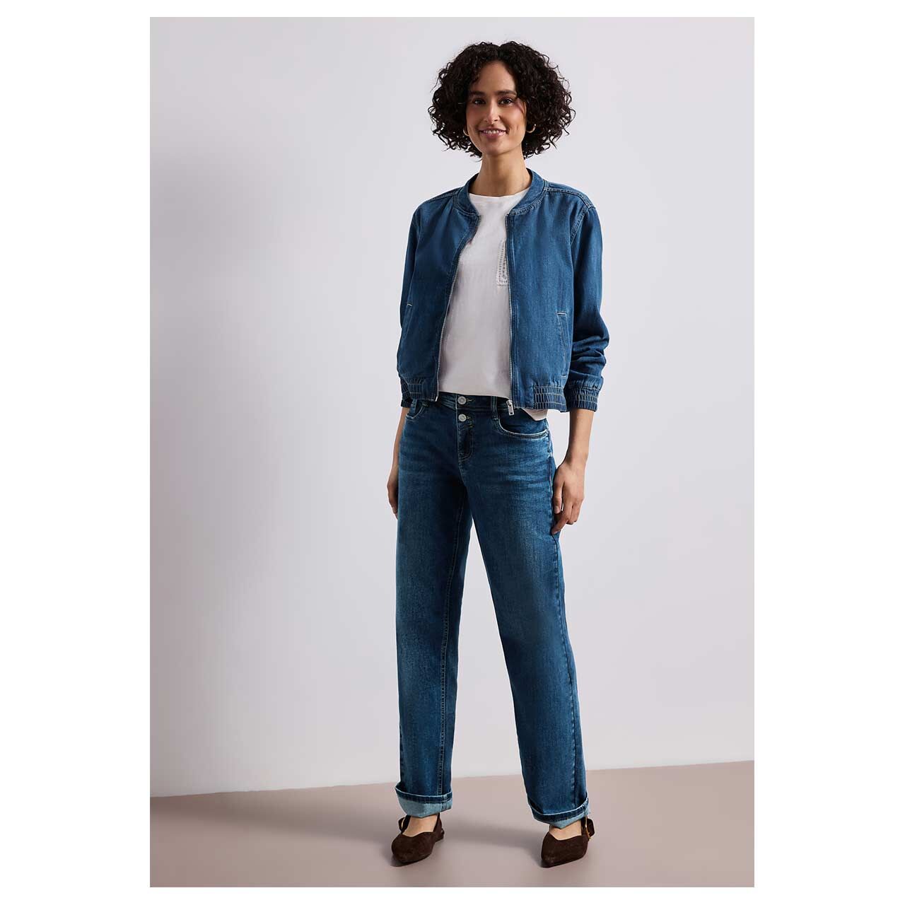 Damen Jeansjacke Bomber Jacket von Street One in Blau angewaschen, Ganzkörperansicht am Model