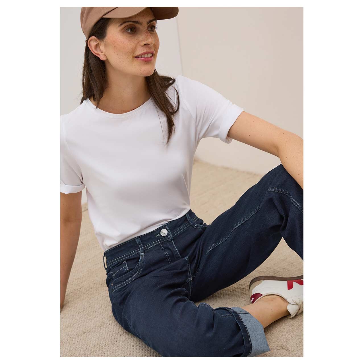Damenjeans Neele Straight von Cecil in Dunkelblau, Vorderansicht am Model sitzend