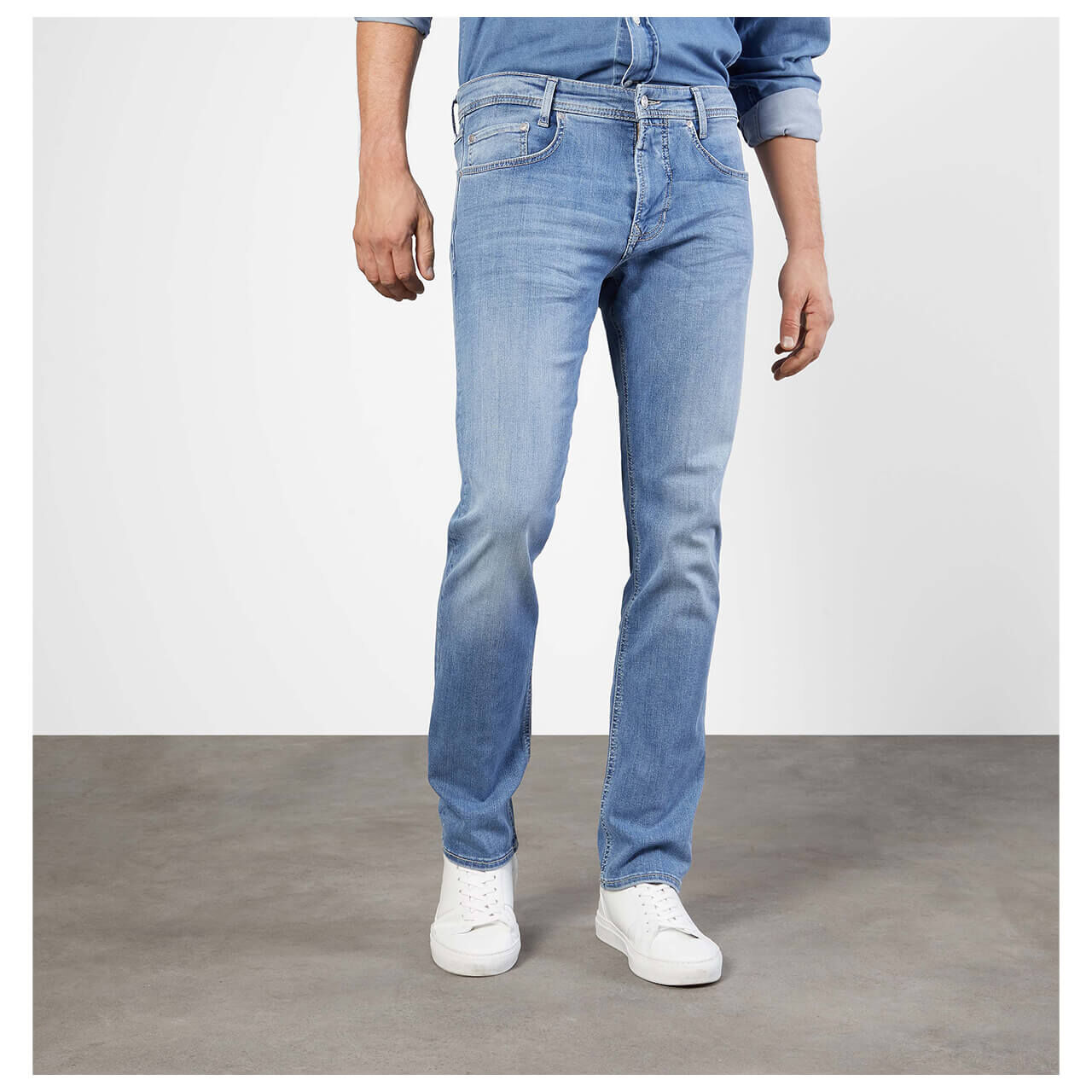 mac-flex-blau-h447-vorne-model MAC Jeans Flexx für Herren in Hellblau verwaschen, FarbNr.: H447