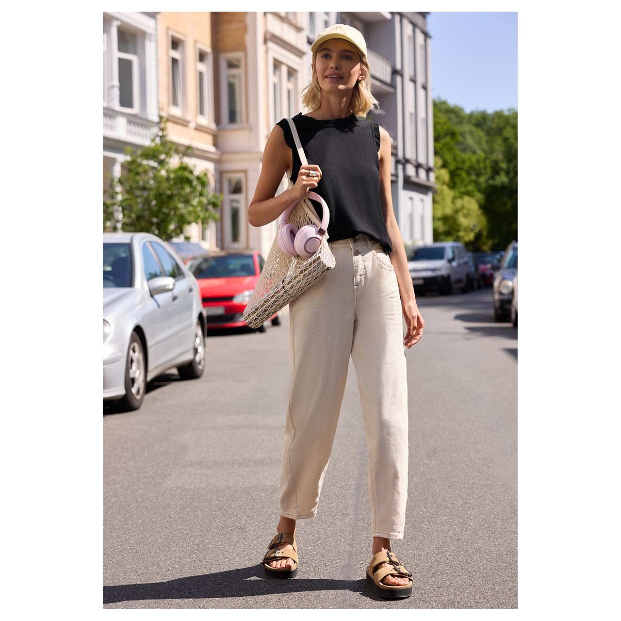 Damen Top Frill Neck von Street One Studio in Schwarz, Ganzkörperansicht am Model