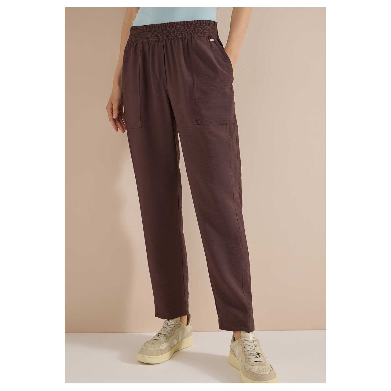 Damen Ankle Hose Chelsea von Cecil in Dunkelbraun, Vorderansicht am Model