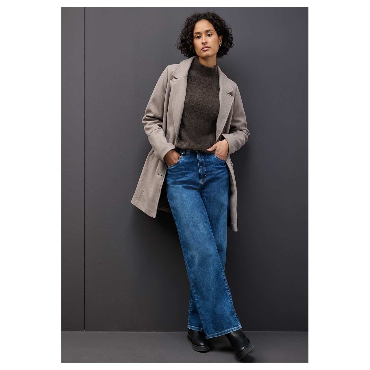 Damen Pullover Fluffy Pointelle Sweater von Street One in Dunkelbraun, Ganzkörperansicht am Model