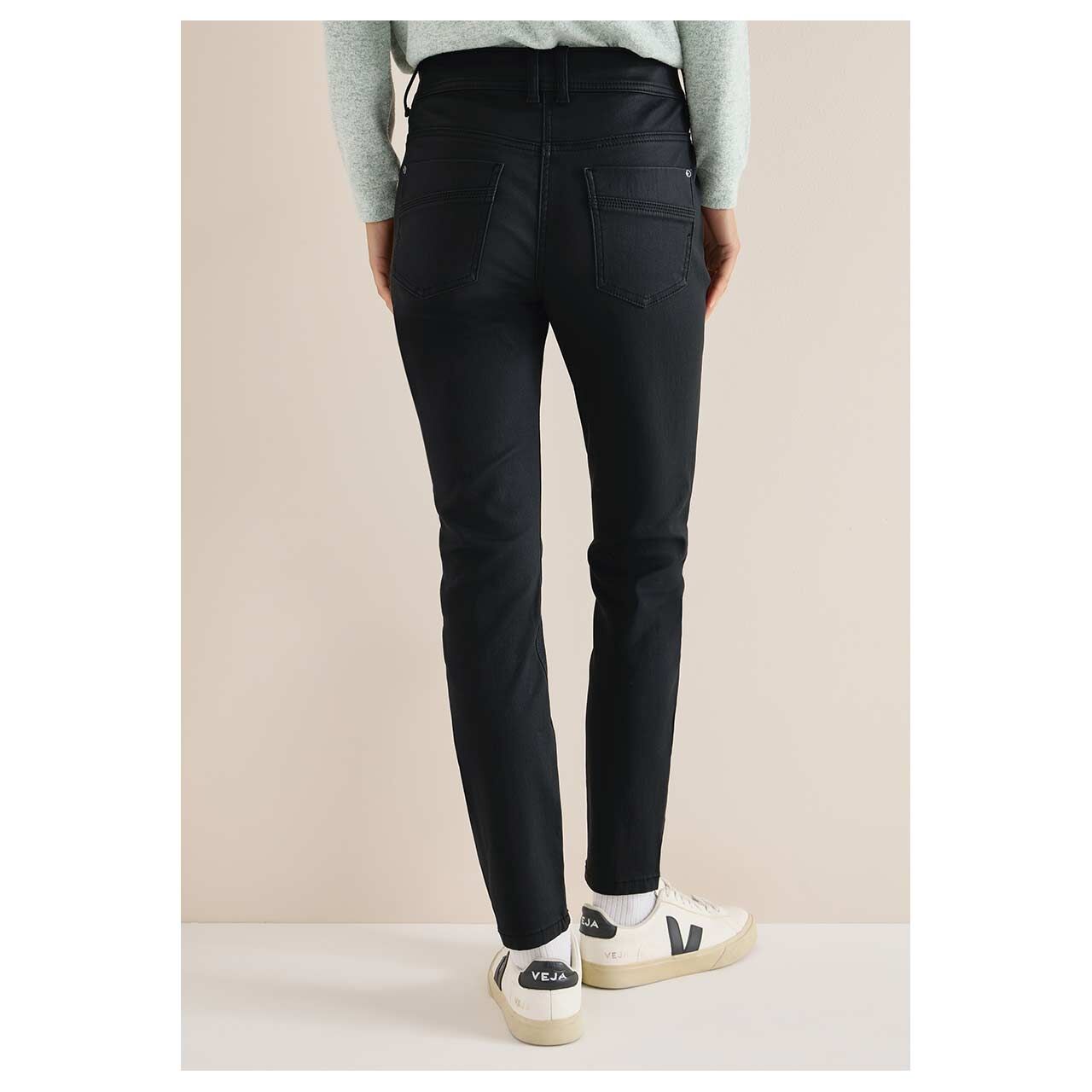 Damenjeans Toronto von Cecil in Schwarz beschichtet, Rückansicht am Model