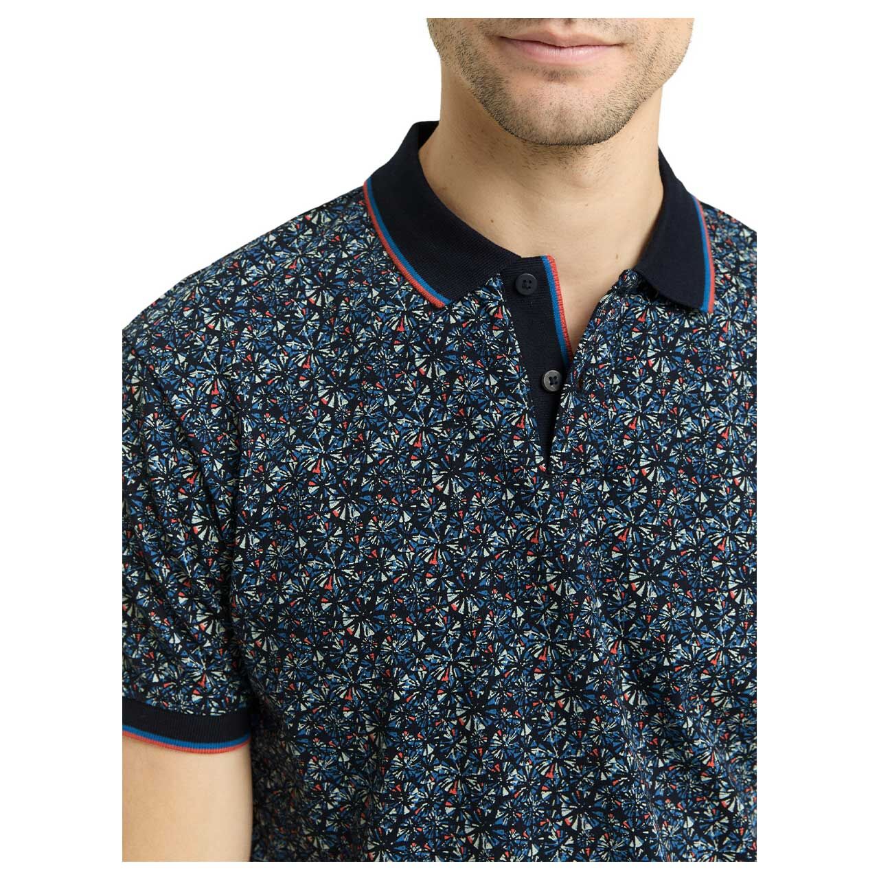 Herren Piqué Poloshirt von Tom Tailor in Dunkelblau mit Print, detaillierte Vorderansicht am Model