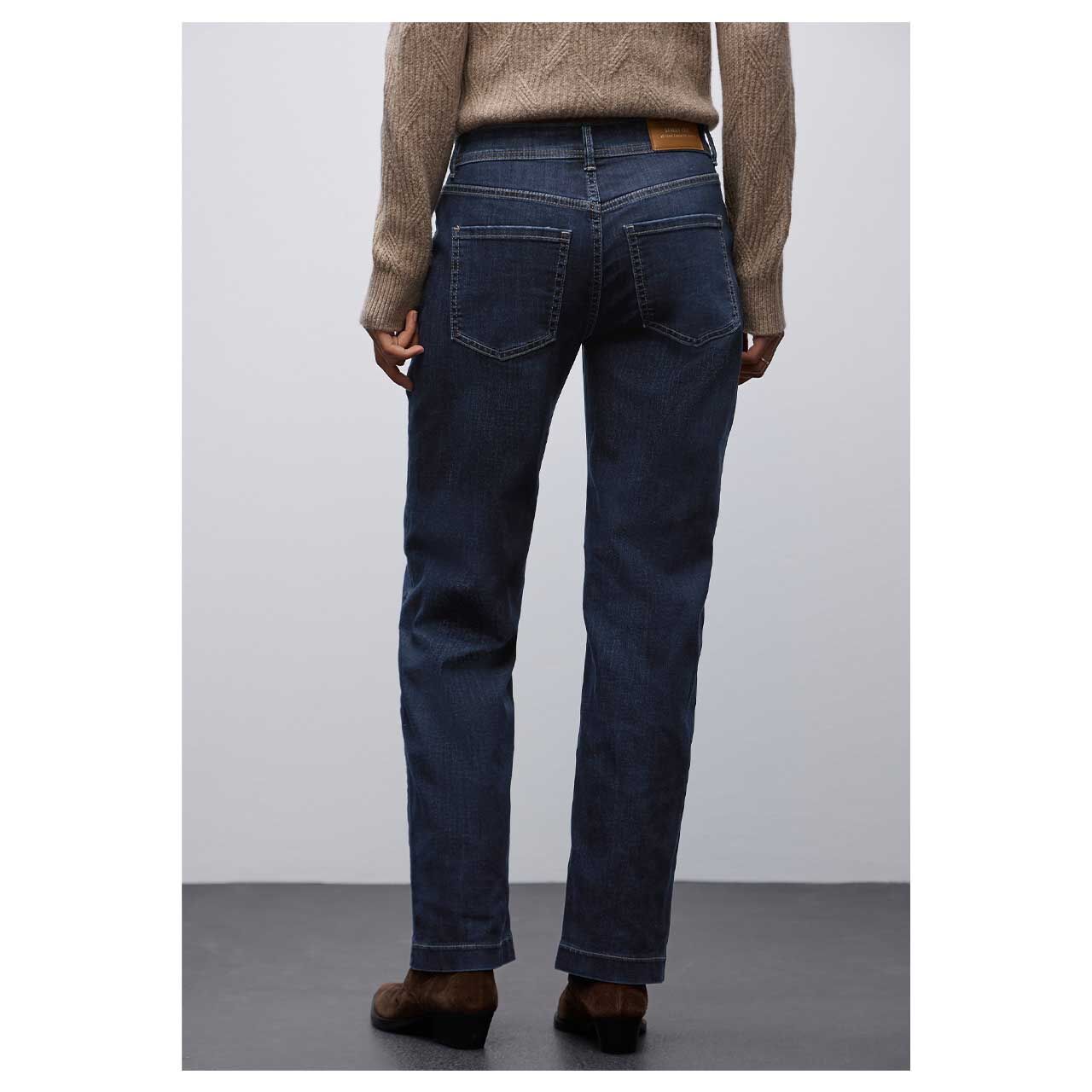 Stretch Damenjeans Straight Leg von Street One in Dunkelblau angewaschen, Rückansicht am Model