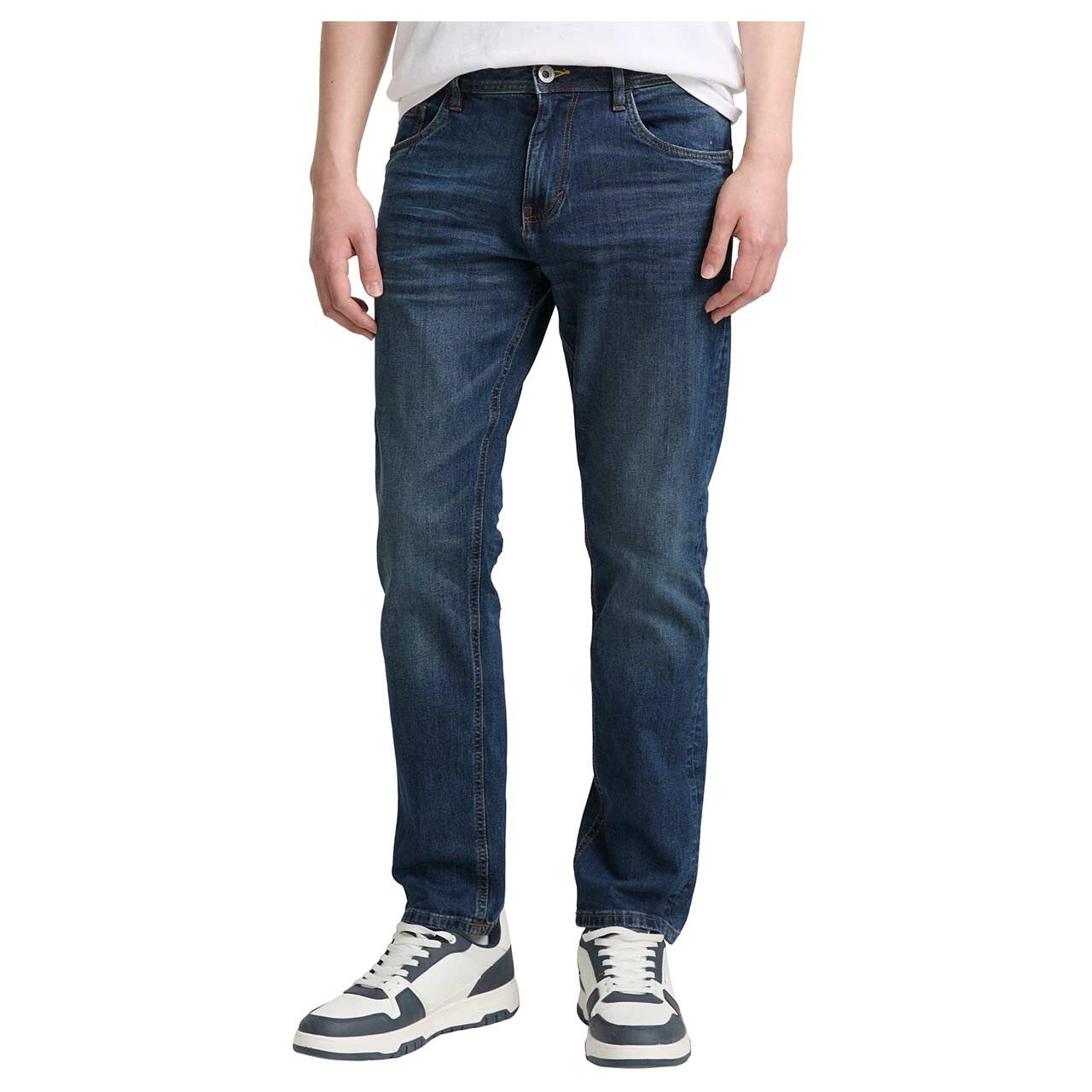 Herrenjeans Josh von Tom Tailor in Blau verwaschen, Vorderansicht am Modell